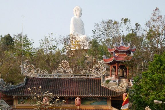 Buddhafigur højt hævet over byen i Nha Trang Vietnam. Fotograf: Susanne Randers