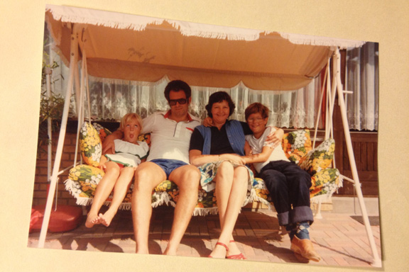 Familiehygge med min mors kusine - og mig med fjolleansigt, 1981. Fotograf: Annette Randers