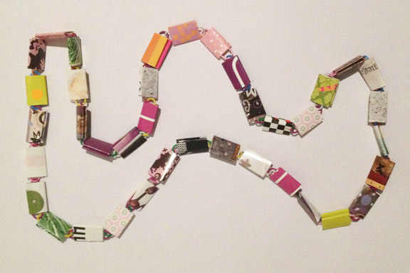 Lyserød, lilla og grøn halskæde af papirclips og go-cards til salg fra mit krearum. 200 kr. Fotograf: Susanne Randers