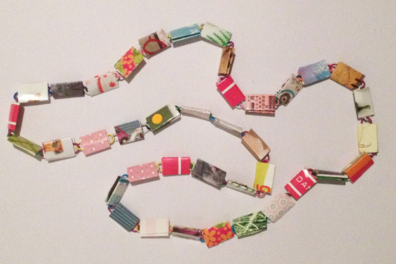 Pink og grøn halskæde af papirclips og go-cards til salg fra mit krearum. 200 kr. Fotograf: Susanne Randers