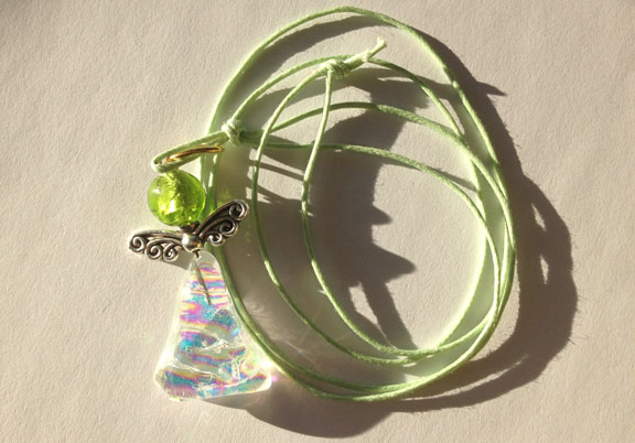 Skytsengel halskæde fra glaskunstner Astrid Munck. Fotograf: Claus Preis