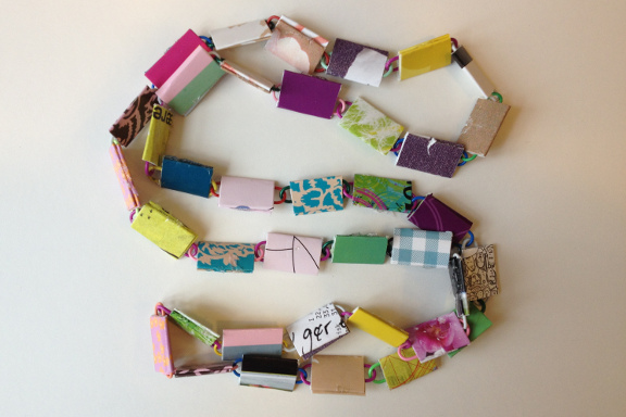 DIY: Halskæde af papirclips og go-cards. Fotograf: Susanne Randers