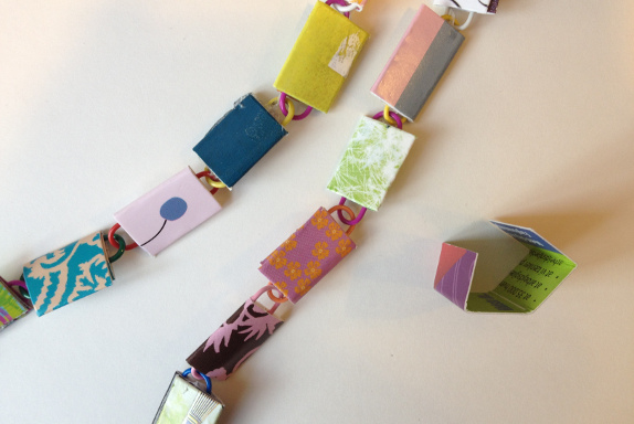 DIY: Halskæde af papirclips og go-cards. Fotograf: Susanne Randers