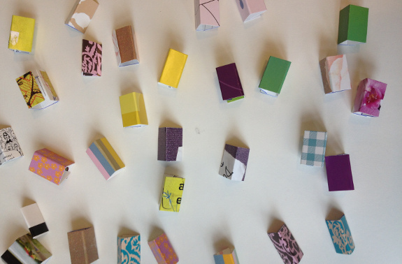 DIY: Foldede papstykker til halskæde af papirclips og go-cards. Fotograf: Susanne Randers