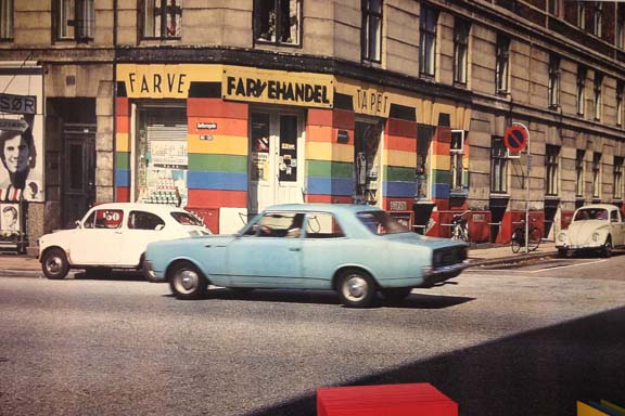 Fotografi fra 1970'erne af Kasper Heibergs farvestudie af byrummet. Hænger som tapet på væggen på KØS under udstillingen. Fotograferet af Susanne Randers