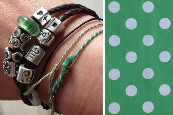 Grønne armbånd og grøn glasperle på Pandora armbåndet - og grøn voksdug med dots. Fotograf: Susanne Randers