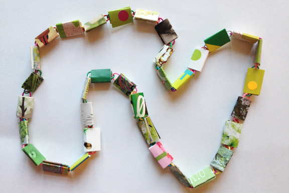 Halskæde af go-cards og papirclips i grønne, hvide og rosa farver. 80 cm. 175 kr. Fotograf: Susanne Randers