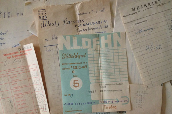 Mejeri regnskabsbilag fra 1950'erne. Her et smukt blåt eksemplar fra Kitteldepotet. Fotograf: Susanne Randers
