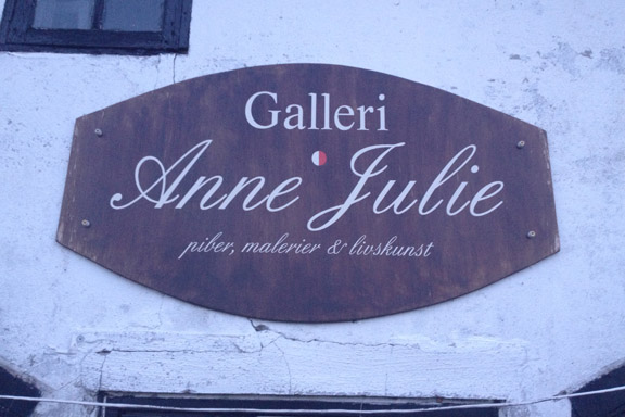 Galleri Anne Julie piber, malerier og livskunst på Sydvesten på Læsø. Fotograf: Susanne Randers