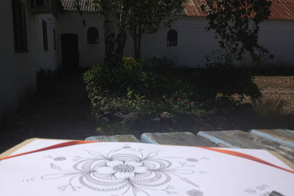 Dagens doodle tegnet i solskinnet midt i gården. Fotograf: Susanne Randers