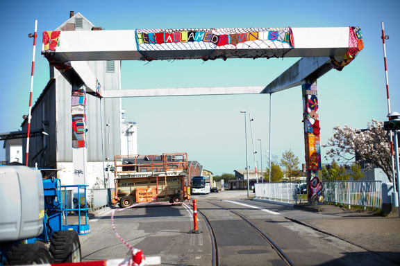 Broen på Køge havn i gang med at blive pakket ind i strik til "Walk this Way" i 2011. Fotograf: Claus Preis