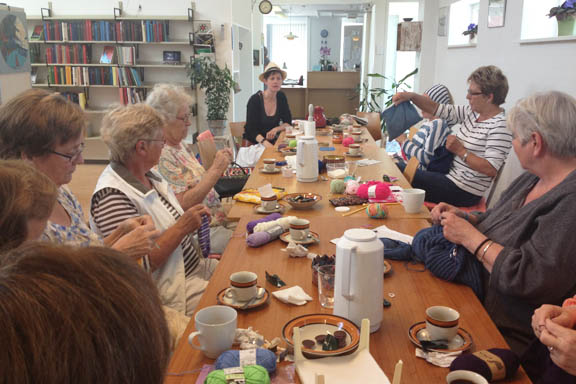 Fantastisk stemning i strikke cafeen på Læsø, som mødes torsdage i Østerby Servicecenter. Fotograf: Susanne Randers