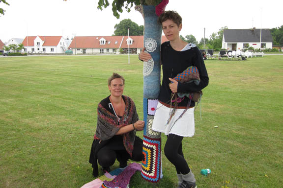 mitkrearum.dk kreativitet 99 yarnbombing en lap til læsø ophængning Byrum Susanne og Trille