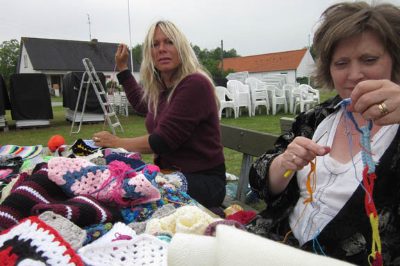 mitkrearum.dk kreativitet 99 yarnbombing en lap til læsø ophængning Byrum Yvonne og Irene