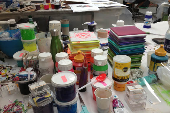 mitkrearum.dk kreativitet 107 kunsthøjskolen i holbæk arbejdsbord med kakler og maling susanne randers