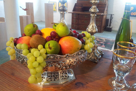 Opdækket bord på Galleri Anne Julie klar til besøg af prins Henrik - et frugtfad som er en prins værdig