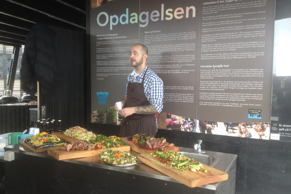 Gourmetkokken, Jimmy Weber, præsenterer retterne - på gourmet kokkeskole med Køge Kyst i Opdagelsen på Køge Havn. Fotograf: Susanne Randers