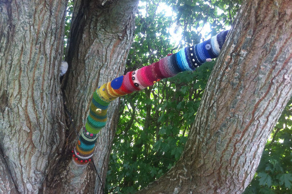 Yarnbombing af gren på et stort gammelt træ. Kreeret og fotograferet af Louise