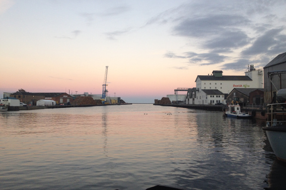 Blikstille vand og smuk aftenstemning på Køge Havn. Fotograf: Susanne Randers