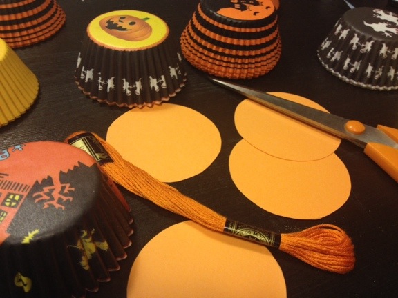 Cupcake forme lavet til (u)hyggelige haloween rosetter i orange, gule og sorte nuancer. Fotograf: Susanne Randers
