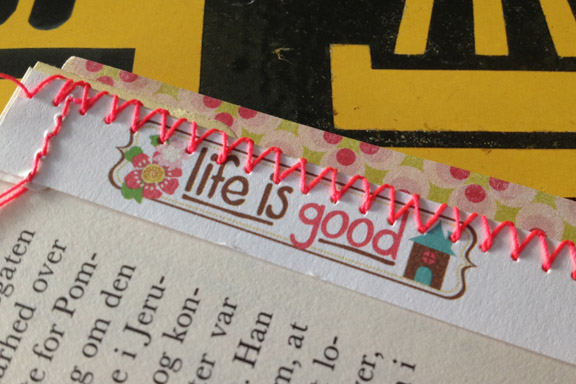 "Life is good". Detalje fra min første "Book of Scraps" / "Smashbook" af papir syet sammen med neon pink sytråd. Fototgraf: Susanne Randers 
