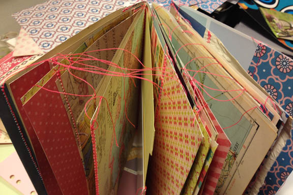 Min første "Book of Scraps" / "Smashbook". Nyt og gammelt papir syet sammen med neon pink sytråd. Fototgraf: Susanne Randers