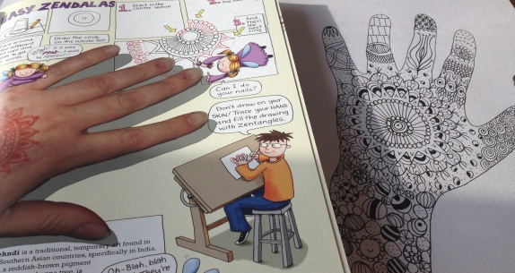 Begynder zentangle af min egen hånd, inspireret af tegninger i "Zentangles for børn" bog. Fotograf: Susanne Randers