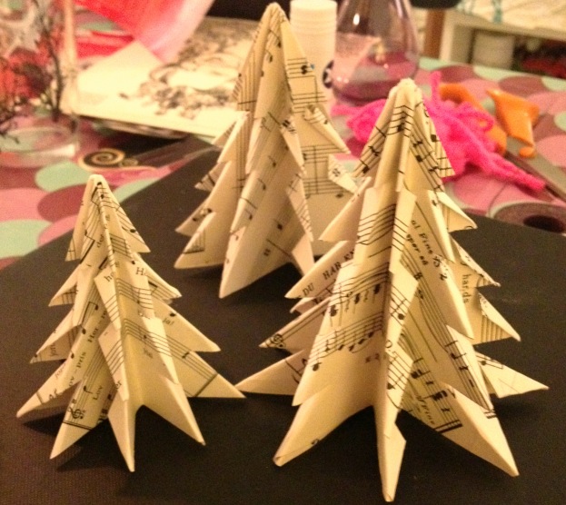 Juletræer lavet af nodepapir - inspireret af Myminmy